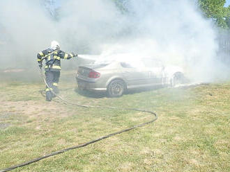 V obci Kyselovice na Kroměřížsku hořel osobní automobil, uhašen byl jedním vodním proudem