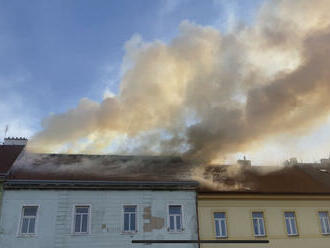 Ve Spojovací ulici v Praze zasahovali hasiči u požáru podkroví obytného domu, vyhlášen byl druhý stupeň