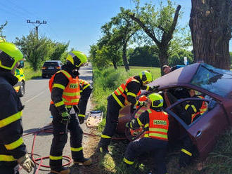 Jednu ze tří zraněných osob museli hasiči vyprostit po nehodě osobního vozidla v Horních Bludovicích na Karvinsku