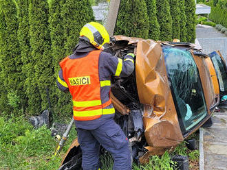 Hasiči vyprošťovali v Kopřivnici automobil, zraněná dívka od nich dostala dráčka Hasíka