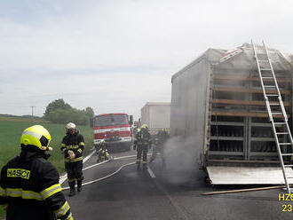 Na 27. kilometru silnice 22 nedaleko Soustova došlo k požáru brzd jednoosého přívěsu nákladního…