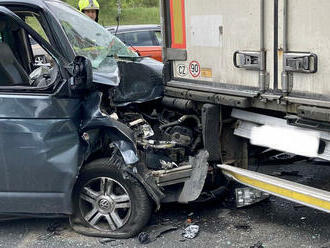 Na Pražském okruhu v oblasti Počernic zasahovali hasiči u nehody nákladního automobilu a dodávky.