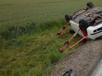 Osobní auto havarovalo na silnici 327 mezi Chlumcem nad Cidlinou a Nepolisy, převrácený vůz hasiči…