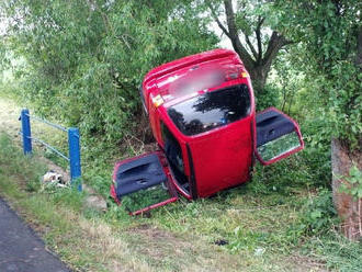 Auto na střeše a ještě přední částí v potoce, tak skončila bohužel v úterý večer posádka vozu v…