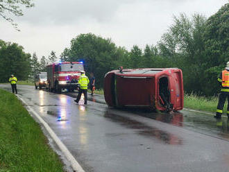 Mezi Klatovy a Svrčovcem došlo k dopravní nehodě osobního automobilu, nehoda se neobešla bez…