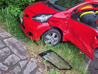 Třinečtí hasiči zasahovali u nehody čtyř automobilů, řidičku Toyoty bylo nutno vyprostit