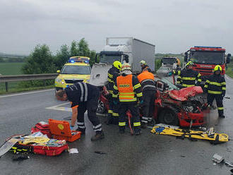 Po dopravní nehodě u Slaného museli hasiči jednu osobu vyprostit z havarovaného vozu