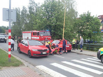 Ve Slavičíně došlo k nehodě osobního vozidla a chodkyně, hasiči poskytovali první pomoc