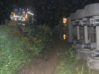 Řidič kamionu za volantem usnul a havaroval na Mohelnickém kopci, vezl 24 tun papíru