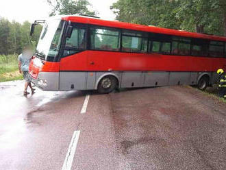 Z dosud nezjištěných příčin skončil řidič s autobusem v příkopu na silnici Staré Hradiště -…