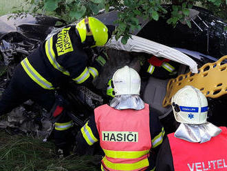 U nehody dvou osobních vozů v Bohaticích museli hasiči použít vyprošťovací zařízení