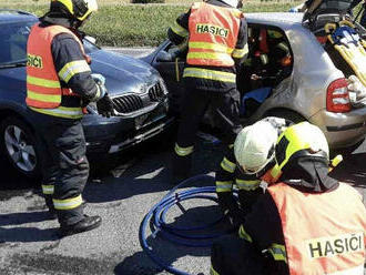 U Prostějova u odbočky na Smržice zasahovali hasiči u nehody dvou osobních automobilů. Po srážce…