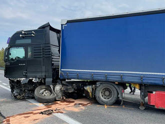 Čelní střet osobního a nákladního automobilu na silnici od Mladé Boleslavi směrem na Jičín skončil tragicky