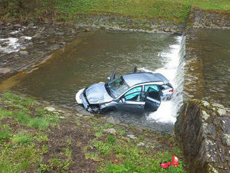 Hasiči lovili osobní automobil z beskydské řeky Lomné, jeden člověk byl při nehodě zraněn