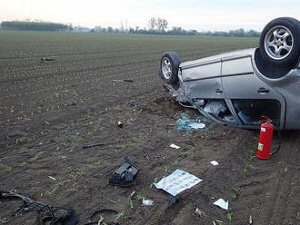 V Kotojedech havaroval osobní automobil, skončil na střeše v poli