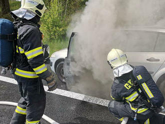 U požáru osobního automobilu v Rynolticích zasahují hasiči ze stanice HZS Jablonné v Podještědí…