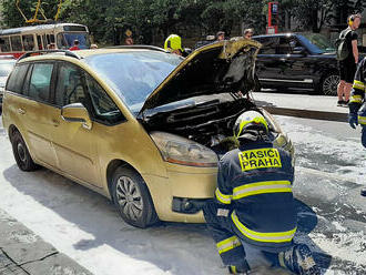 V ulici Křížovnická v Praze zasahovali hasiči u požáru motorové části osobního automobilu, uhašen…