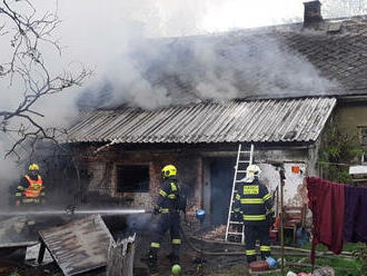 Šest jednotek řeší požár v Raškově, který se od přístřešku rozšířil na přilehlý rodinný dům.…