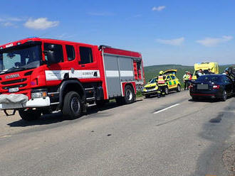 V katastrálním území obce Vlčnov na Uherskohradišťsku zasahovali hasiči u nehody dvou osobních vozidel