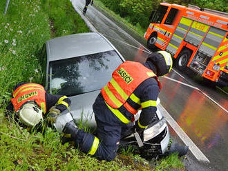 Vyprošťování Audi z příkopu v Ostravě-Hrabové zaměstnalo dvě hasičské jednotky