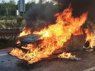 Požár osobního automobilu na D35 u Kozlova řeší tři hasičské jednotky. Zraněna byla jedna osoba,…