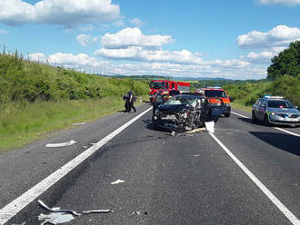 Hasiči ze stanice HZS Liberec a JSDHO Hrádek nad Nisou zasahují u dopravní nehody dvou osobních…