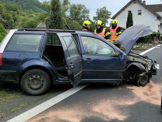 Ve Stráži nad Ohří havaroval osobní automobil, poničil oplocení dvou domů