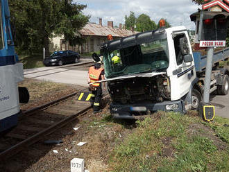 V Nádražní ulici v Hostinném zasahovaly dvě jednotky u nehody menšího nákladního vozidla a vlaku.…