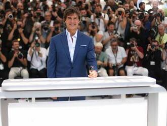 Autogramy a selfie. Tom Cruise přijel do Cannes, nad hlavou mu přeletěly stíhačky