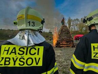 Hasiči vyjížděli při čarodějnicích k 88 požárům. Oslavy byly letos klidnější