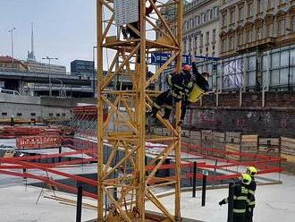 FOTO: Podnapilý muž vylezl na stavební jeřáb. Sundat ho museli hasiči