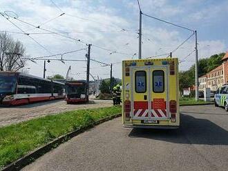 Srážka tramvaje s autobusem: Jeden řidič utrpěl zranění na hlavě