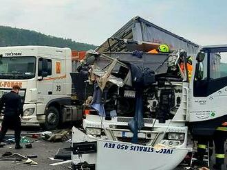 Dálnici D5 ve směru na Prahu uzavřela srážka kamionů. Spolujezdkyně zemřela