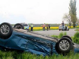 Děsivá nehoda u obce Kouty. Auto skončilo na střeše, řidič utrpěl zranění