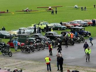 Air-Auto-Moto Veteranfest nadchl silničními veterány i leteckou akrobacií