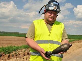 Musí být rychlejší než bagr. Pyrotechnik hledá munici pod silnicí I/53 u Znojma