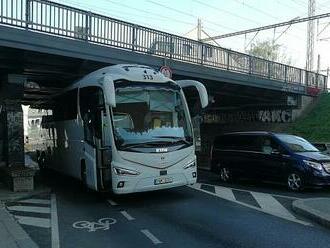 OBRAZEM: Autobus se zasekl v podjezdu. Nehoda zablokovala dopravu v Praze