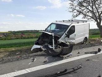 K vážné nehodě u Makotřas letěl vrtulník, zranilo se šest lidí