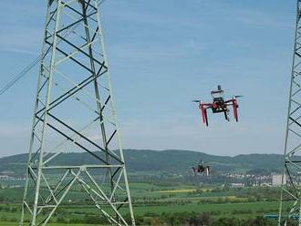 Létající roboty kontrolují elektrické vedení a hlásí závady