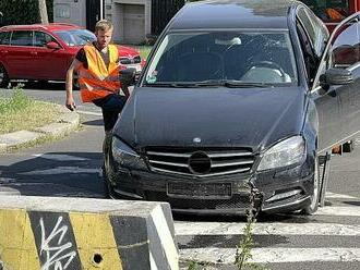 OBRAZEM: Auto skončilo v betonové zábraně. Údajně ho řídila Dagmar Patrasová