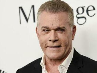 Zemřel americký herec Ray Liotta. Proslavil se rolí ve Scorseseho Mafiánech