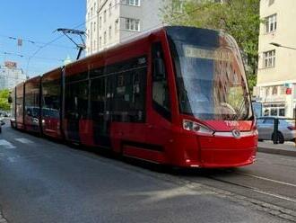 Výtržníci sa vyhrážali vodičovi električky zabitím, musel sa zamknúť v kabíne