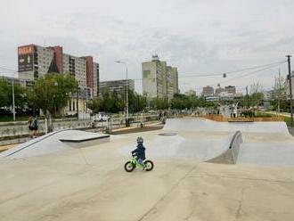 Bratislavská Karlova Ves má nový multifunkčný park, užijú si ho skateboardisti aj mamičky s deťmi  