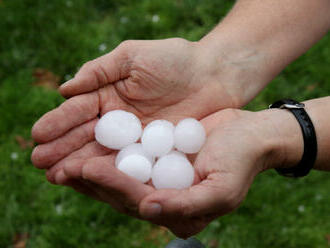 Slovensko môžu zasiahnuť búrky aj s krúpami, meteorológovia už vydali výstrahu