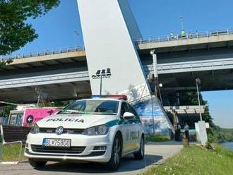 Tragédia na Moste SNP v Bratislave. Muž odstavil svoje auto, vyliezol na zábradlie a skočil  