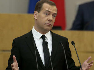 Medvedev kritizuje dodávky zbraní Ukrajine, varuje pred priamou vojnou medzi Ruskom a NATO