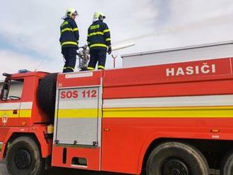 Hasiči zasahujú pri úniku metanolu na železničnej stanici v Plavči, nehlásia škody