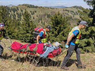 Na Novej Holi spadol 90-ročný turista a zranil si hlavu, pomáhali mu horskí záchranári