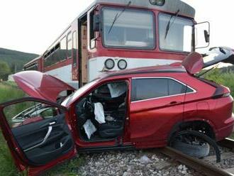 Pri zrážke auta s vlakom sa zranilo dieťa, do nemocnice ho transportoval vrtuľník  