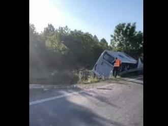 Autobus skončil po zrážke s nákladiakom mimo cesty, hlavný ťah medzi Galantou a Sládkovičovom je uzatvorený  